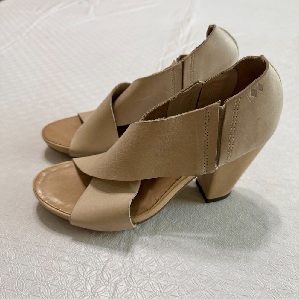 Rizzo Women's 36 Nude Beige Leather Cross Strap Chunky Block Heel Sandals - US 6